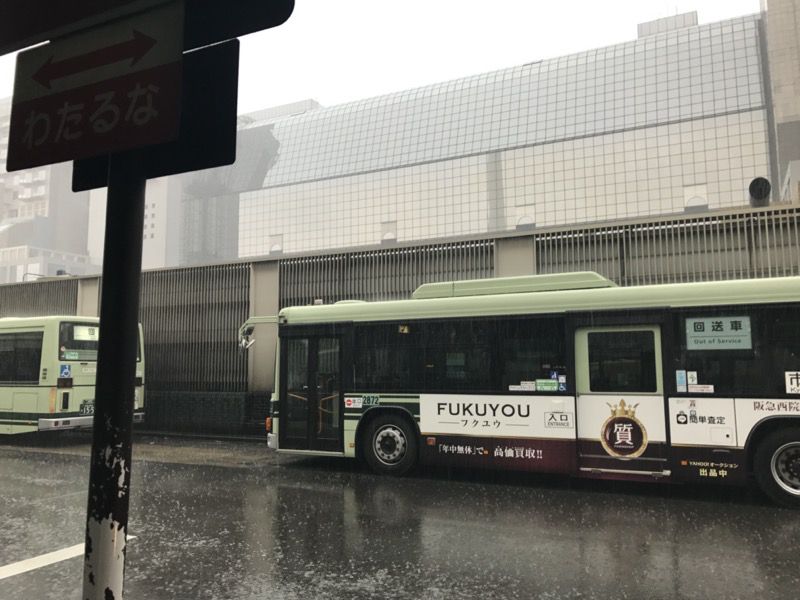 バス停で雨